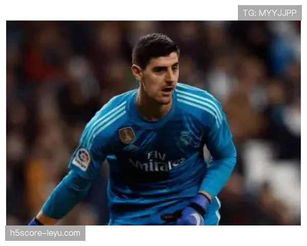 库尔图瓦单手神扑引爆球迷热议，神奇手腕成全场焦点