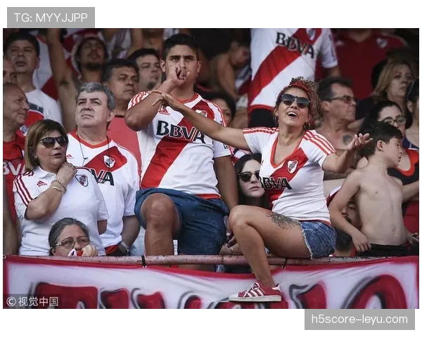 南美足球点燃激情,球迷狂热助威引爆赛场氛围 南美足球点燃激情,球迷狂热助威引爆赛场氛围