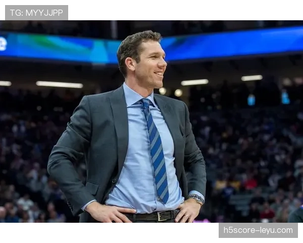 雷吉纳防线稳固助力球队状态回升，重返胜利轨道