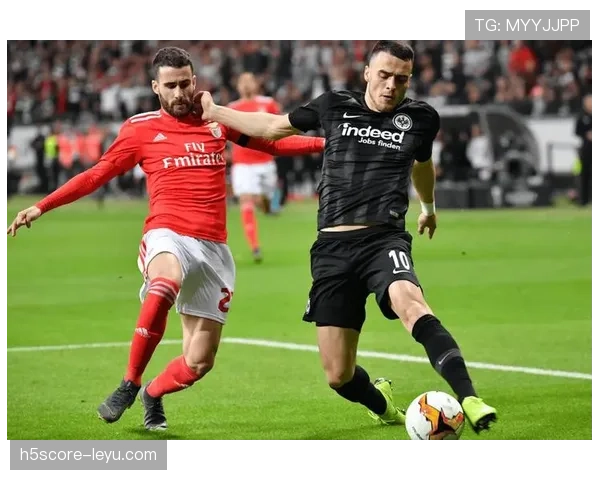 法兰克福本赛季控球能力表现稳健,中场组织效率持续提升 法兰克福本赛季控球能力表现稳健,中场组织效率持续提升